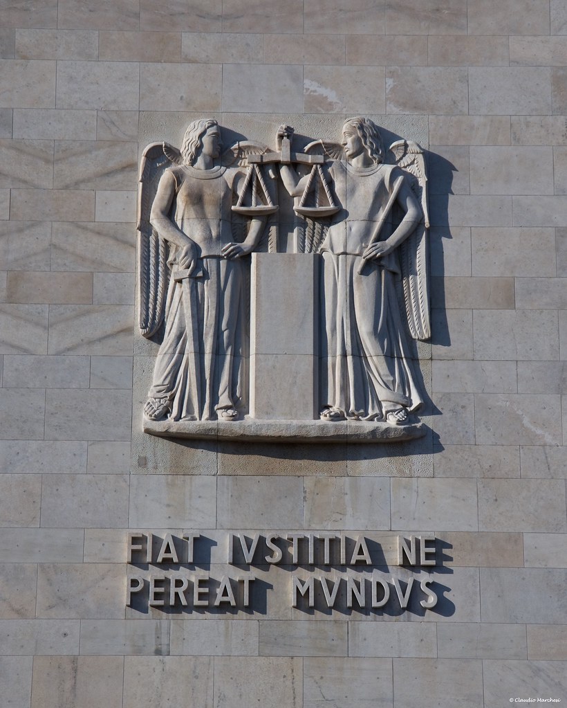 Bassorilievo della Giustizia con il motto 'Fiat iustitia ne pereat mundus'